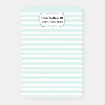 机の上に並んだ色の学校先生を飾る