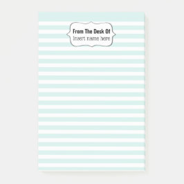 机の上に並んだ色の学校先生を飾る ポストイット