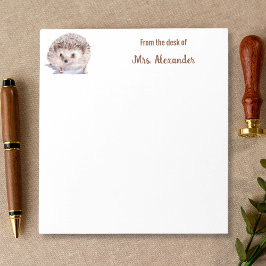 机の上のハリネズミかわいい水色 ノートパッド