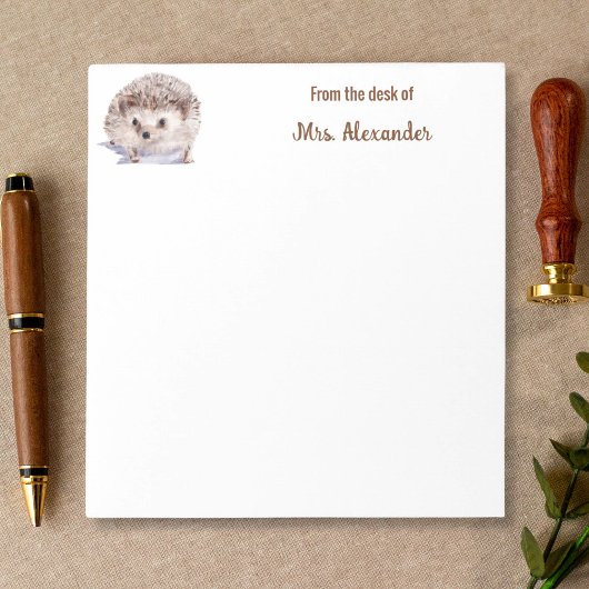 机の上のハリネズミかわいい水色 ノートパッド