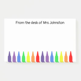 机の上のワックスのクレヨン、先生 ポストイット