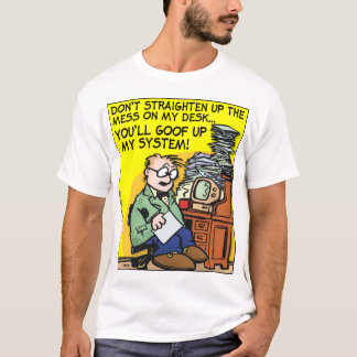机の上の混乱 Tシャツ