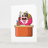 机の前に座る牛の秘書 カード (正面)