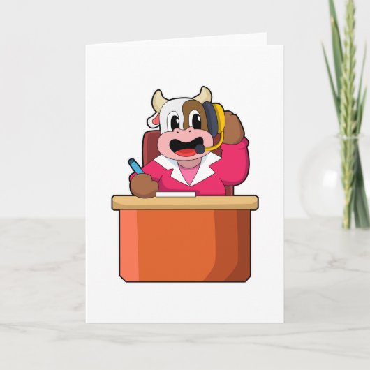 机の前に座る牛の秘書 カード (正面)