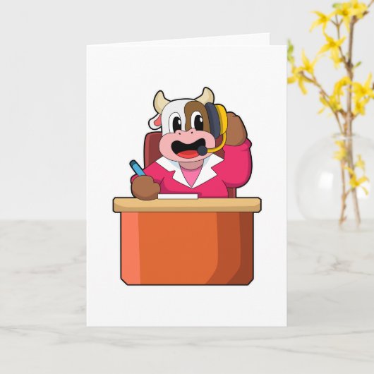 机の前に座る牛の秘書 カード (黄色い花)