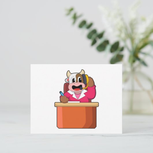 机の前に座る牛の秘書 ポストカード (スタンド正面)