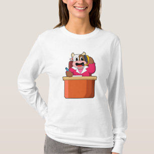 机の前に座る牛の秘書 Tシャツ