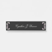 机の名札をつるしているパステル調の緑の蘭 サインプレート (正面)