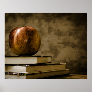 机の本の積み重ねの上のApple ポスター