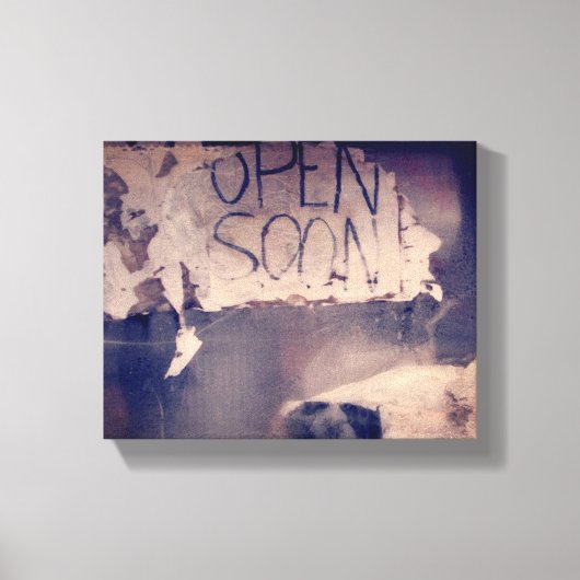 朽ち果てそうな開いた看板のある廃店 キャンバスプリント (正面)