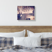 朽ち果てそうな開いた看板のある廃店 キャンバスプリント (インサイチュ (寝室))