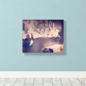 朽ち果てそうな開いた看板のある廃店 キャンバスプリント (インサイチュ (ウッドフロア))