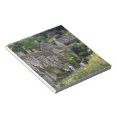 村にあるコッツウォルドの石造りのコテージ ノートパッド (アングル)