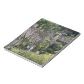 村にあるコッツウォルドの石造りのコテージ ノートパッド (回転)