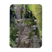 村にあるコッツウォルドの石造りのコテージ マグネット (縦)