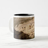 村落のインドの崖に建てられた家の残物 ツートーンマグカップ (正面左)