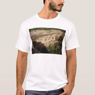 村落のインドの崖に建てられた家の残物 Tシャツ