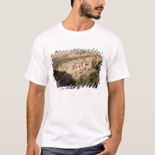 村落のインドの崖に建てられた家の残物 Tシャツ