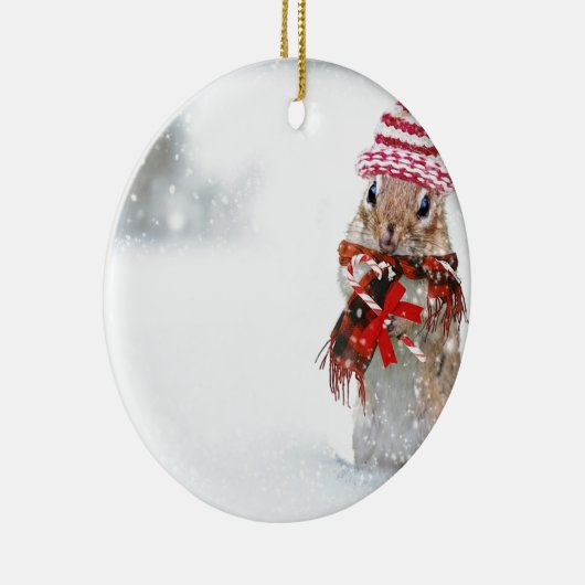 束ねられる冬のシマリスのニットの帽子の赤いスカーフ セラミックオーナメント (右)