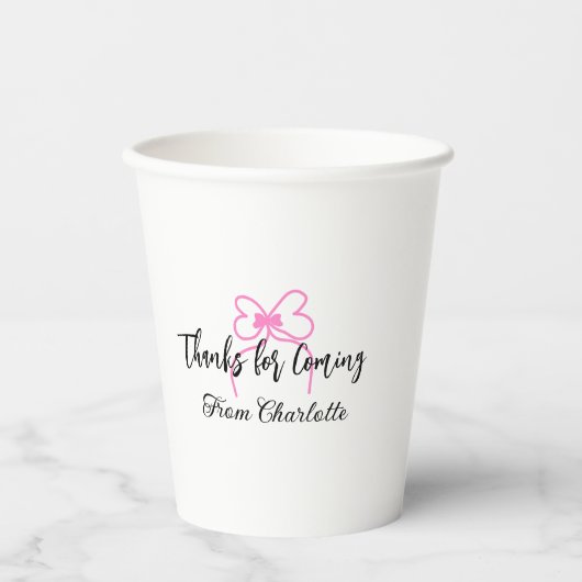 来てくれてありがとう 名前を追加 テキスト メッセージ ピンクの蝶ネクタイ 紙コップ (正面)