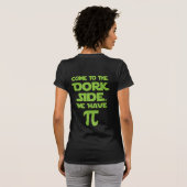 来土側に。パイを持っている。 Tシャツ (裏面フル)