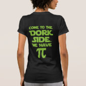 来土側に。パイを持っている。 Tシャツ (裏面)