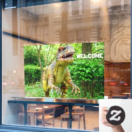 来場者を迎える恐竜の陽気な表情 ウィンドウサイン (カフェ窓)