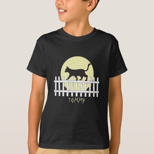 杭に佇む黒猫Tシャツ Tシャツ (正面)