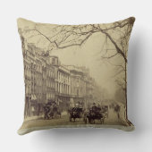 東に直面するPiccadilly (セピア色の写真) クッション (裏面)