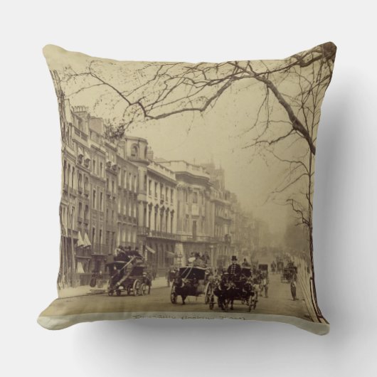 東に直面するPiccadilly (セピア色の写真) クッション (正面)