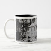 東のサセックスのBeddinghamの近くのAshamの家 ツートーンマグカップ (左)