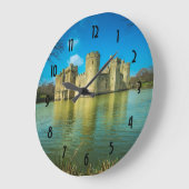 東のサセックスイギリスのBodiamの景色の城 ラージ壁時計 (傾斜)