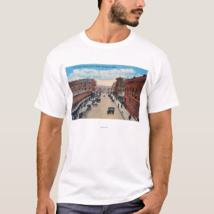東の中心の通りの陸橋の眺め Tシャツ