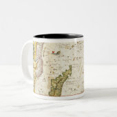 東アフリカおよびマダガスカル1596年の地図(手のcolo ツートーンマグカップ (正面左)