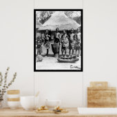 東アフリカの茅葺き屋根の家の子供たち1903 ポスター (キッチン)