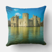 東サセックスイングランドの風光明媚なボディアム城 クッション (裏面)