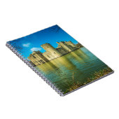 東サセックスイングランドの風光明媚なボディアム城 ノートブック (右側)