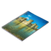 東サセックスイングランドの風光明媚なボディアム城 ノートブック (左側)