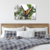 東タイガースワローテールオンホワイトブッシュ薄紫 キャンバスプリント (インサイチュ (寝室))