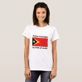 東ティモール フラグ+地図+テキスト Tシャツ (正面フル)