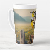 東メドウラークが柵の上に素朴止まった カフェラテマグ (左アングル)