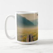 東メドウラークが柵の上に素朴止まった コーヒーマグカップ (左)