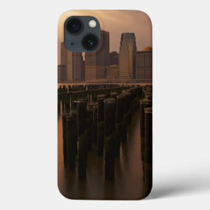 東上の嵐の空の間の夕焼け iPhone 13ケース
