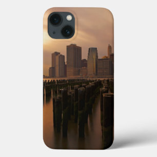 東上の嵐の空の間の夕焼け iPhone 13ケース