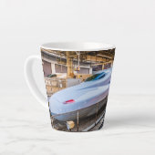 東京駅で新幹線2本 カフェラテマグ (左アングル)