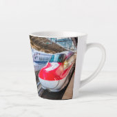 東京駅で新幹線2本 カフェラテマグ (右)