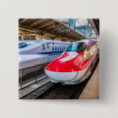 東京駅で新幹線2本 缶バッジ (正面)