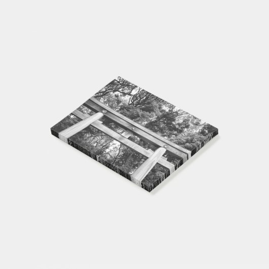 東京・代々木公園の明治神宮の古門 ポストイット (アングル)