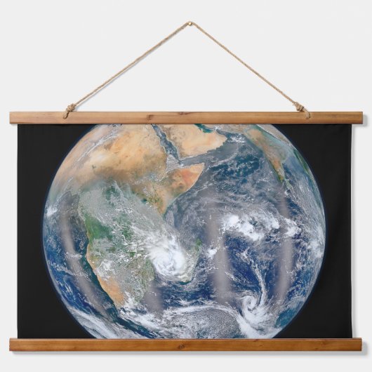 東半球を示す全地球。 吊り下げ型タペストリー (正面)