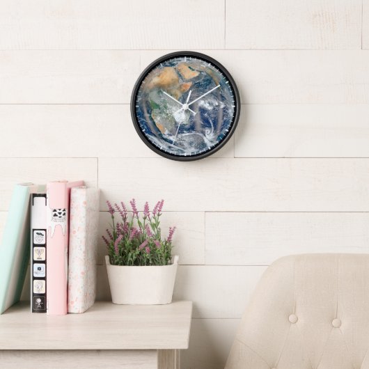 東半球を示す全地球。 壁時計 (読書スペース)